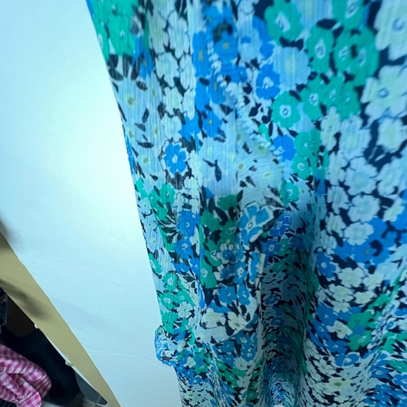 LOFT LIGHT BLUE/GREEN/BLACK FLORAL RUFFLED SLEEVES, SIZE MEDIUM V NECK - Picture 11 of 14